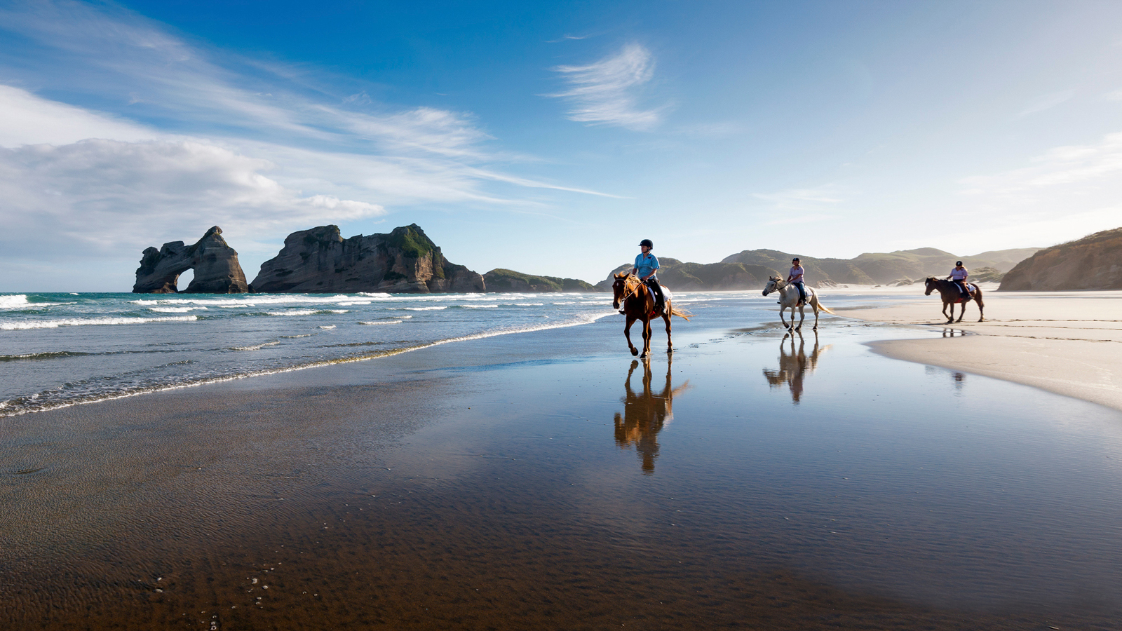 Horseriding on the beach in New Zealand personalised private touring