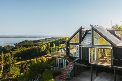 Acacia Cliffs Lodge, luxury Taupo accommodation with lake views
