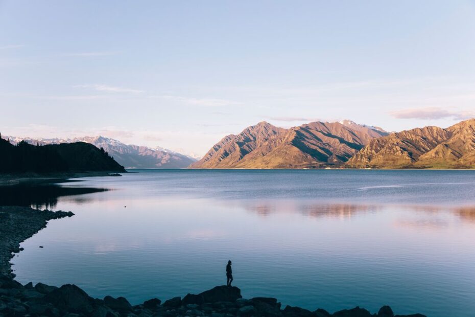 Idyllic waters of Lake Hawea