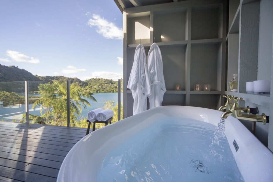 Bathtub on the balcony at Solitaire Lodge in Rotorua